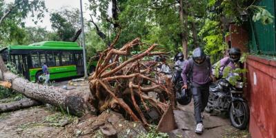 A 100 kmph thunderstorm lashes Delhi